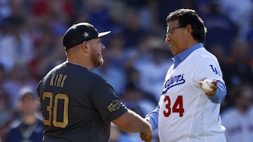 LOS ANGELES, CALIFORNIA - JULY 19: Alejandro Kirk #30 of the Toronto Blue Jays shakes hands with Fernando Valenzuela after the ceremonial first pitch before the 92nd MLB All-Star Game presented by Mastercard at Dodger Stadium on July 19, 2022 in Los Angeles, California. Ronald Martinez/Getty Images/AFP
== FOR NEWSPAPERS, INTERNET, TELCOS & TELEVISION USE ONLY ==