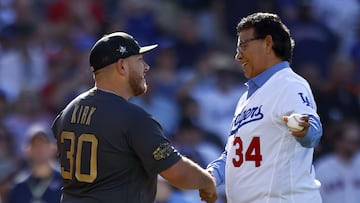 LOS ANGELES, CALIFORNIA - JULY 19: Alejandro Kirk #30 of the Toronto Blue Jays shakes hands with Fernando Valenzuela after the ceremonial first pitch before the 92nd MLB All-Star Game presented by Mastercard at Dodger Stadium on July 19, 2022 in Los Angeles, California.   Ronald Martinez/Getty Images/AFP
== FOR NEWSPAPERS, INTERNET, TELCOS & TELEVISION USE ONLY ==