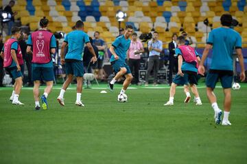 Los niños irrumpen en el entreno del Madrid en Kiev