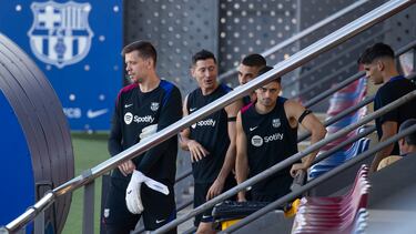 BARCELONA, 05/10/2024.- Los jugadores del FC Barcelona Wojciech Szczesny (1i) y Lewandowski (2i) durante el entrenamiento realizado este sábado en la Ciudad Deportiva Juan Gamper en la víspera del partido de la novena jornada de LaLiga EA Sports que el equipo disputa ante el Alavés. EFE/Marta Pérez