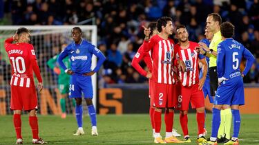 GETAFE, 15/05/2024.- Los jugadores del Atlético de Madrid protestan una decisión arbitral durante el encuentro correspondiente a la jornada 36 de Primera División que Getafe y Atlético de Madrid disputan hoy miércoles en el Coliseum de Getafe. EFE / Mariscal
