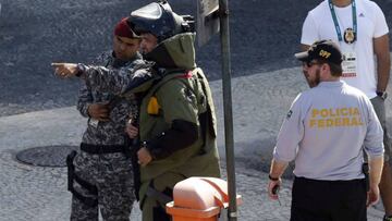 Explosión controlada de una mochila en el centro de TV