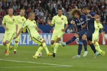 El jugador del París Saint-Germain David Luiz, remata para conseguir el primer gol ante el FC Barcelona, durante el partido del grupo F de la Champions League disputado en el estadio Parque de los Príncipes de París, Francia, el 30 de septiembre del 2014.