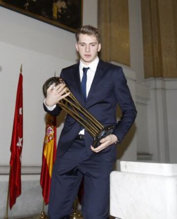 Doncic con la Copa. 