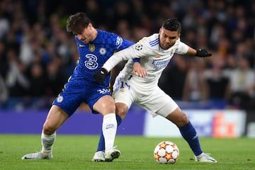 Mason Mount y Carlos Casemiro.