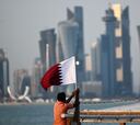 Bandera de Qatar: ¿por qué es de color blanca y granate y qué significa la parte dentada?