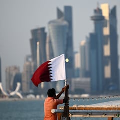 Bandera de Qatar: ¿por qué es de color blanca y granate y qué significa la parte dentada?