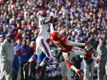 Kansas City Chiefs-Buffalo Bills. Marcus Cooper (31) y T.J. Graham (11).