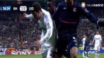 El Madrid reclamó un posible penalti a Higuaín