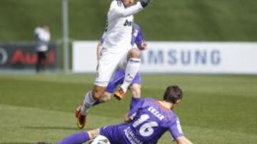 DECISIVO. Jes&eacute;, autor del primer gol y asistente en el segundo, salva una entrada de C&eacute;sar Soriano.