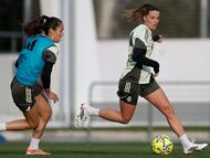 Rocío persigue a Toletti en el entrenamiento del Real Madrid femenino este 12 de enero de 2026.