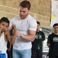 ‘Canelo’ a niños: “No busquen la fama, busquen la gloria”