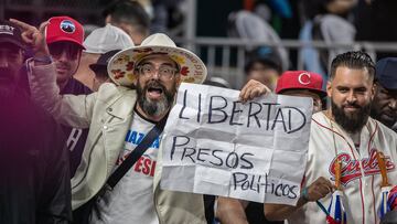 Cuba regresó al país después de la derrota que sufrieron 14-2 ante Estados Unidos en el Clásico Mundial de Béisbol. El régimen cubano culpó a los manifestan.