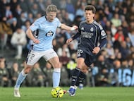 VIGO (PONTEVEDRA), 06/03/2026.- El centrocampista del Real Madrid Arda Güler (d) disputa un balón con el defensa del Celta Carl Starfelt (i) durante el partido de la jornada 27 de LaLiga que Celta de Vigo y Real Madrid disputan este viernes en el estadio de Balaídos, en Vigo. EFE/Salvador Sas