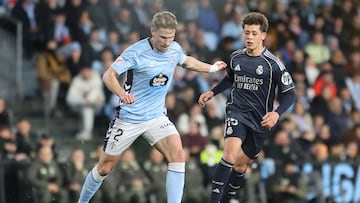Carl Starfelt, defensa del Celta, se dispone a golpear el balón ante Arda Güller, centrocampista del Real Madrid, en Balaídos.