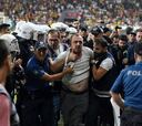 Escándalo en Turquía: lluvia de botellazos al presidente del Fenerbahçe