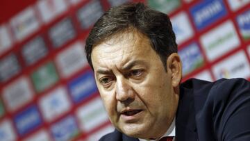 Antonio Fernández comparece ante los medios en la sala de prensa del Granada.