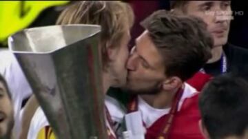 Ganar la Europa League en 2014 con el Sevilla les hizo inmensamente felices, as¨ª que la emoci¨®n del momento de la celebraci¨®n se tradujo en un beso.