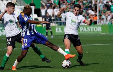 Íñigo, del Racing, y Kelechi, de la Ponferradina.