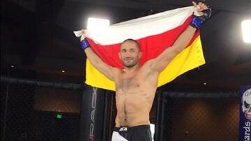 El luchador Khetag Pliev celebra una victoria tras un combate.