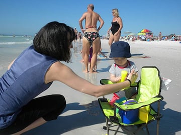 Típica persona que aparece en la playa con mitad de cuerpo de señor y mitad de señora. Si te fijas un poco darás con el truco.