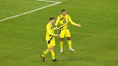 Meunier y Akanji, durante el partido contra el Leverkusen.