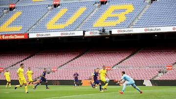 Soccer Football - La Liga Santander - FC Barcelona vs Las Palmas - Camp Nou, Barcelona, Spain - October 1, 2017 General view of Barcelona’s Denis Suarez in action with Las Palmas' Leandro Chichizola and Mauricio Lemos infront of an empty stad