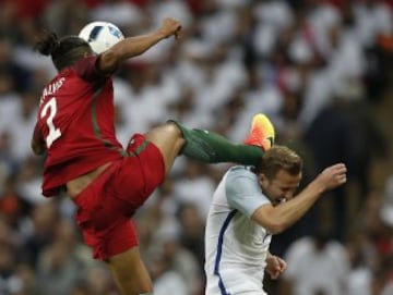 Bruno Alves intenta despejar el balón pero se encuentra con la cabeza de Harry Kane en el partido amistoso entre Inglaterra y Portugal.