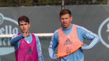 El ruso Fedor Smolov recibe una indicaci&oacute;n de Denis Su&aacute;rez durante un entrenamiento del Celta. 