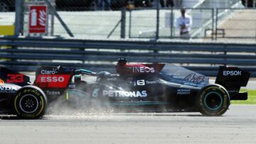 Hamilton toca a Verstappen por detr&aacute;s en Silverstone.