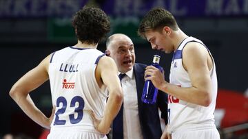 Pablo Laso da instrucciones a Sergio Llull y Luka Doncic.