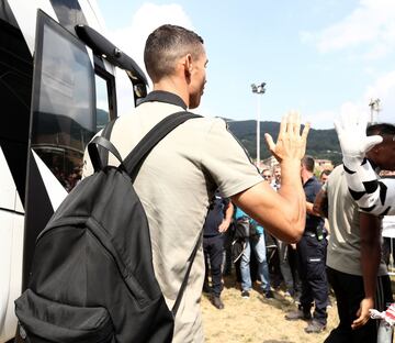 Cristiano Ronaldo llegando al Villar Perosa para el partido amistoso entre la Juventus A y la Juventus B. Saluda a los aficionados.