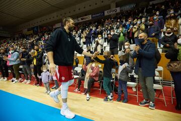 Marc Gasol debuta en la décima jornada de la Liga LEB Oro. En la imagen, el pívot saluda a los aficionados tras finalizar el partido.