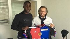 Álvarez Balanta luce la camiseta de su nuevo equipo, el Basilea
