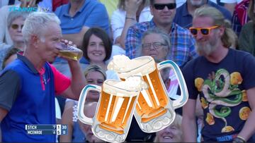 McEnroe sabe bien cómo hay que ganarse al público: beber cerveza en mitad del juego