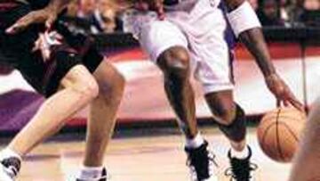 CON GUARDAESPALDAS. Harpring fue la sombra de Jordan, pero poco pudo hacer para pararle.