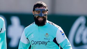 Fekir, durante el entrenamiento del Betis este martes.