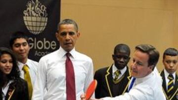 Obama y Cameron formaron pareja jugando al tenis de mesa frente a unos estudiantes londinenses