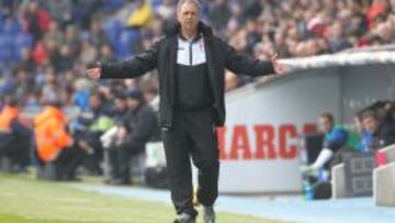 Caparrós, durante un partido.