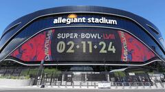 El logo del Super Bowl LVII y la cuenta atrás para el partido en las pantallas del Allegiant Stadium.