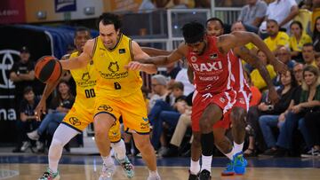 GRAFCAN2823. LAS PALMAS DE GRAN CANARIA, 26/11/2022.- El jugador del Gran Canaria Vitor Benite (i) y el jugador del Baxi Manresa Jerrick Harding durante el partido de la liga Endesa que ambos equipos disputaron este sábado en el Gran Canaria Arena, en Las Palmas de Gran Canaria. EFE/ Ángel Medina G.