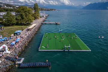 Curiosas fotografías tomadas desde el aire en la que se observa a un grupo de jugadores luchando por el balón en un campo de rugby flotante en el lago Lemán durante el Water Rugby Lausanne, un insólito torneo de tres días organizado por LUC Rugby que reunió a más de 240 jugadores en Lausana, en el oeste de Suiza.