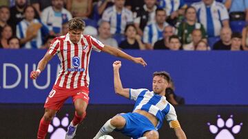 Giuliano Simeone regatea Javi Puado durante un Espanyol-Atlético.
