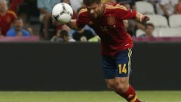 Xabi Alonso golpea un balón.
