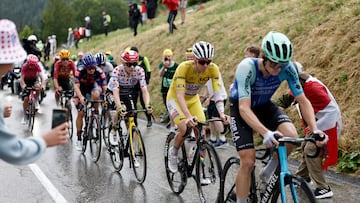 Cycling - Tour de France - Stage 19 - Albertville to La Plagne - Albertville, France - July 25, 2025 UAE Team Emirates XRG's Tadej Pogacar and Team Visma | Lease a Bike's Jonas Vingegaard in action with riders during stage 19 REUTERS/Benoit Tessier