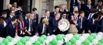 Feyenoord's players present the trophy after winning the Eredivisie on May 15, 2017.