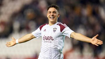Juan Maria Alcedo celebra su gol ante el Racing.
