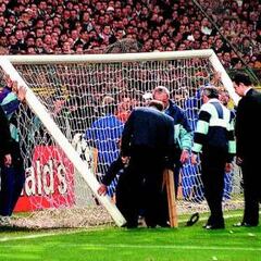 Los Ultras tiraron la portería del Fondo Sur ante el Borussia