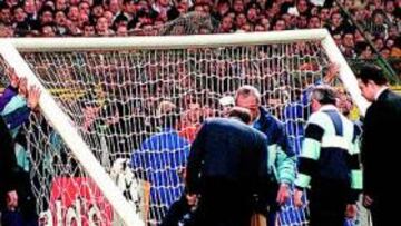 <b>PERCANCE. </b>Los empleados del club, intentando reponer la portería.