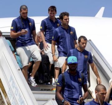 Los jugadores bajando del avión en el aeropuerto de Tel Aviv (Israel).